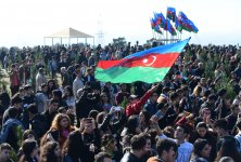 Prezident İlham Əliyev və birinci xanım Mehriban Əliyeva Bakının Xətai rayonunda ağacəkmə aksiyasında iştirak ediblər (FOTO) (YENİLƏNİB-2)