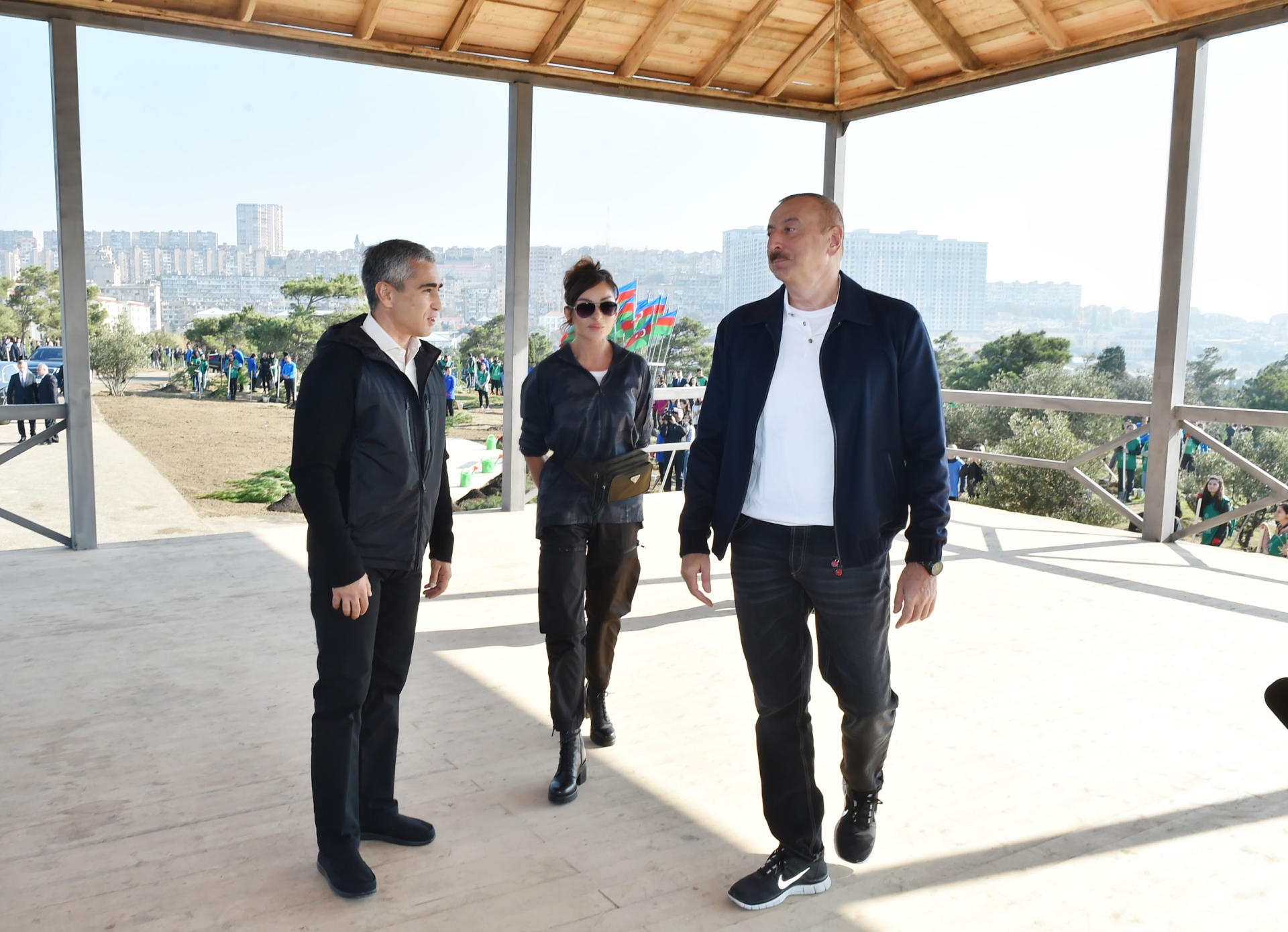 Prezident İlham Əliyev və birinci xanım Mehriban Əliyeva Bakının Xətai rayonunda ağacəkmə aksiyasında iştirak ediblər (FOTO) (YENİLƏNİB-2)