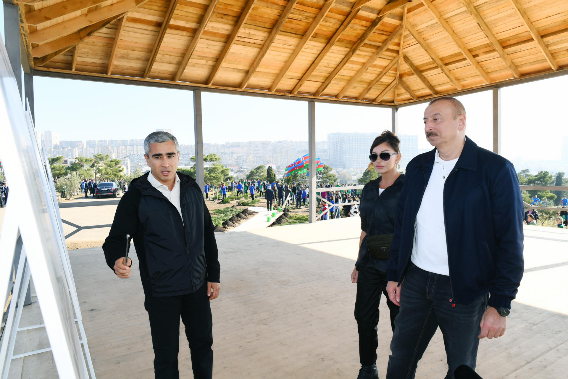Prezident İlham Əliyev və birinci xanım Mehriban Əliyeva Bakının Xətai rayonunda ağacəkmə aksiyasında iştirak ediblər (FOTO) (YENİLƏNİB-2)
