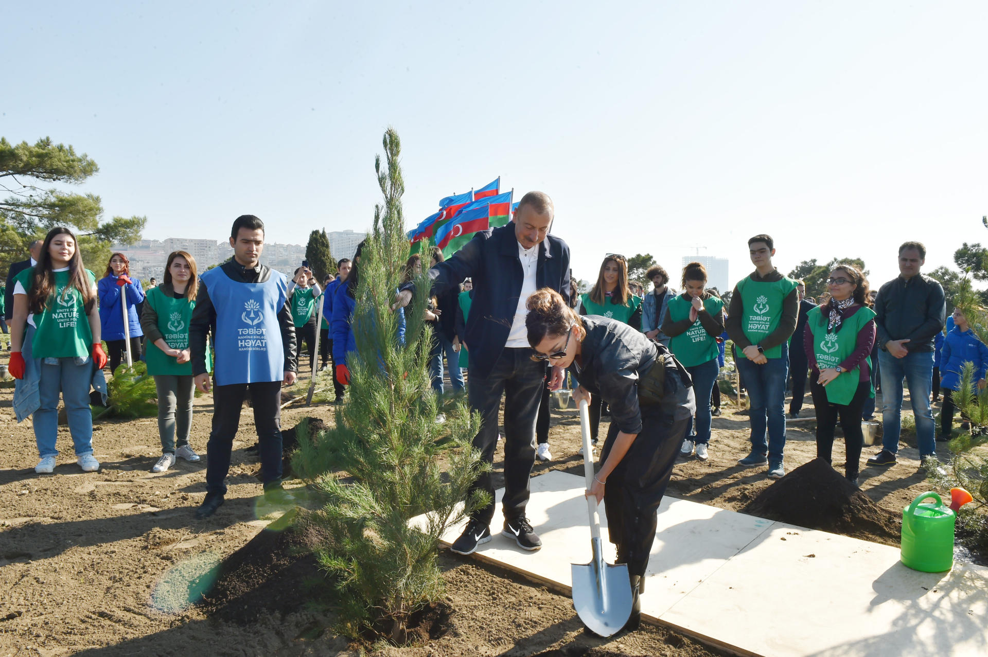 Prezident İlham Əliyev və birinci xanım Mehriban Əliyeva Bakının Xətai rayonunda ağacəkmə aksiyasında iştirak ediblər (FOTO) (YENİLƏNİB-2)