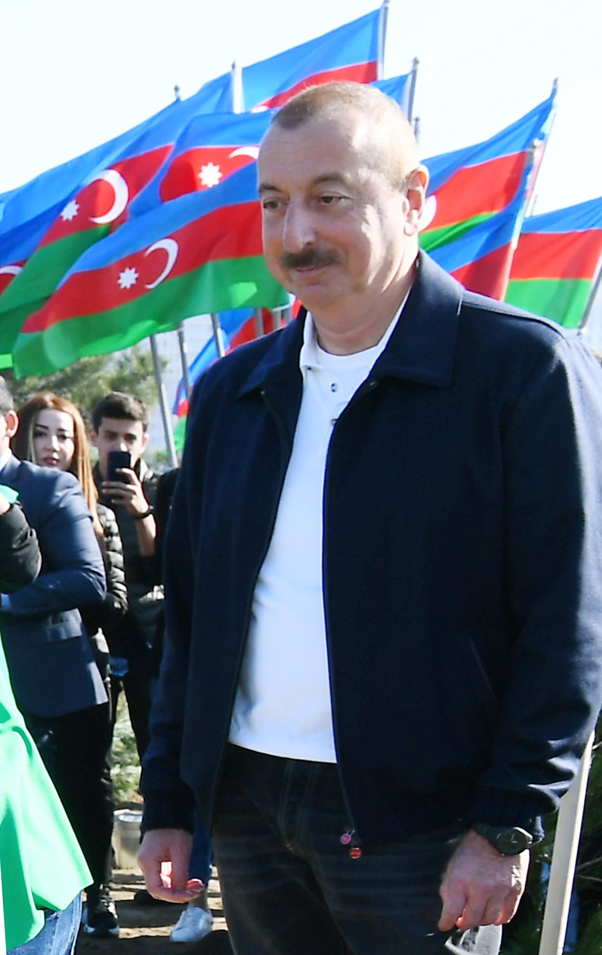 Prezident İlham Əliyev və birinci xanım Mehriban Əliyeva Bakının Xətai rayonunda ağacəkmə aksiyasında iştirak ediblər (FOTO) (YENİLƏNİB-2)