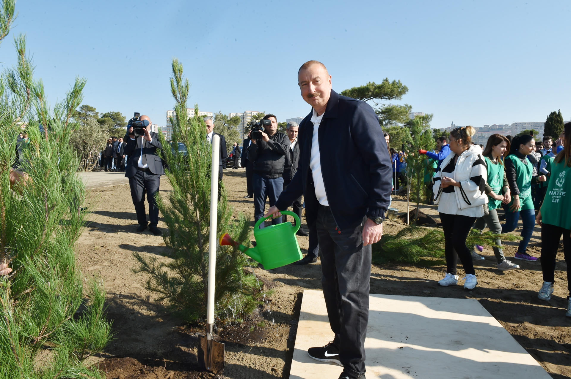 Prezident İlham Əliyev və birinci xanım Mehriban Əliyeva Bakının Xətai rayonunda ağacəkmə aksiyasında iştirak ediblər (FOTO) (YENİLƏNİB-2)