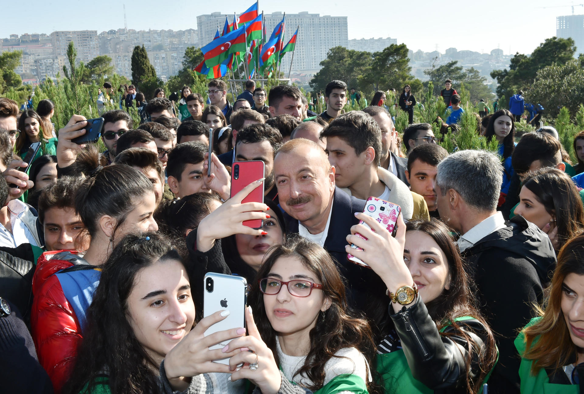 Prezident İlham Əliyev və birinci xanım Mehriban Əliyeva Bakının Xətai rayonunda ağacəkmə aksiyasında iştirak ediblər (FOTO) (YENİLƏNİB-2)