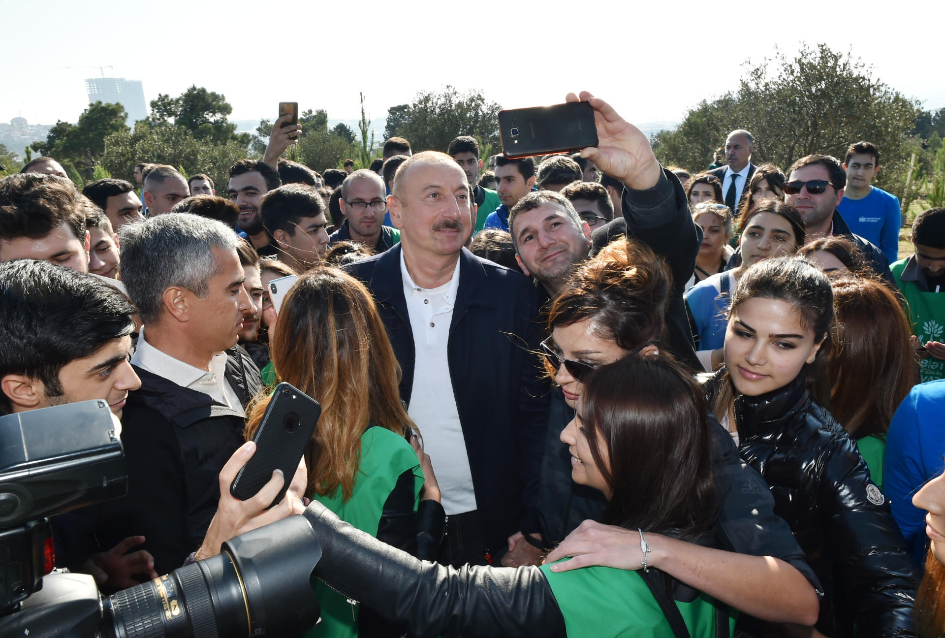 Prezident İlham Əliyev və birinci xanım Mehriban Əliyeva Bakının Xətai rayonunda ağacəkmə aksiyasında iştirak ediblər (FOTO) (YENİLƏNİB-2)