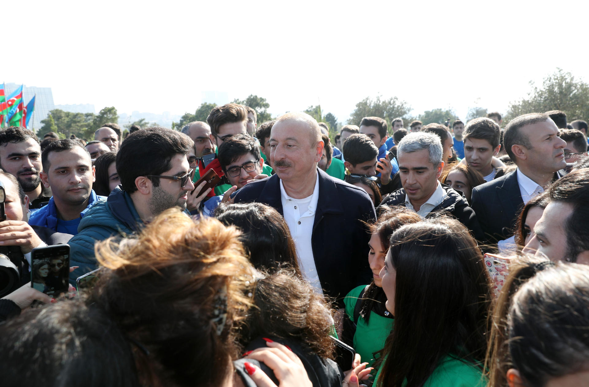 Prezident İlham Əliyev və birinci xanım Mehriban Əliyeva Bakının Xətai rayonunda ağacəkmə aksiyasında iştirak ediblər (FOTO) (YENİLƏNİB-2)