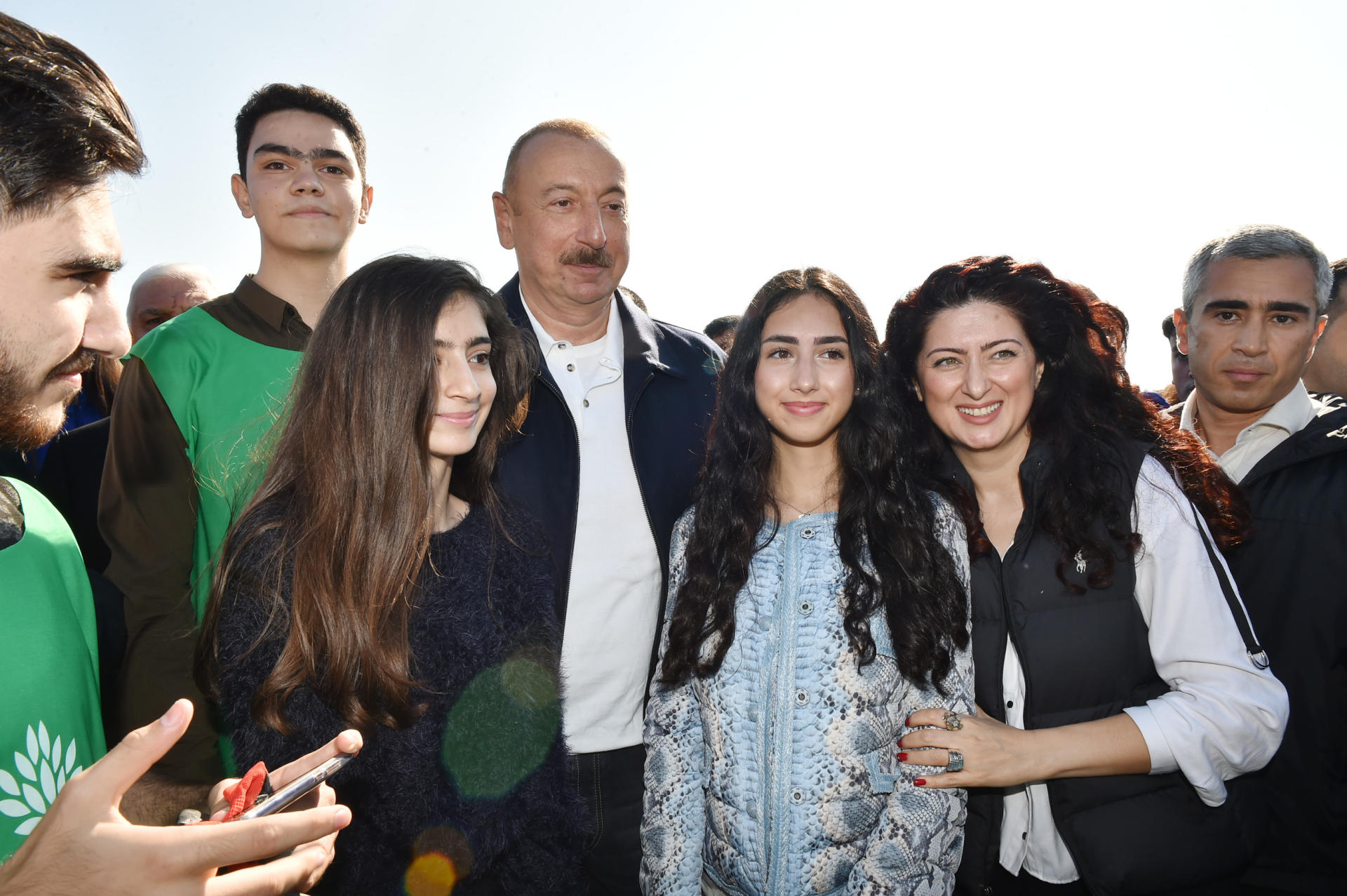 Prezident İlham Əliyev və birinci xanım Mehriban Əliyeva Bakının Xətai rayonunda ağacəkmə aksiyasında iştirak ediblər (FOTO) (YENİLƏNİB-2)