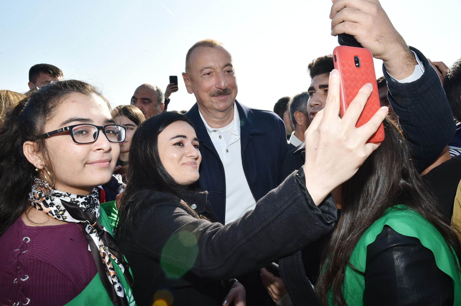 Prezident İlham Əliyev və birinci xanım Mehriban Əliyeva Bakının Xətai rayonunda ağacəkmə aksiyasında iştirak ediblər (FOTO) (YENİLƏNİB-2)