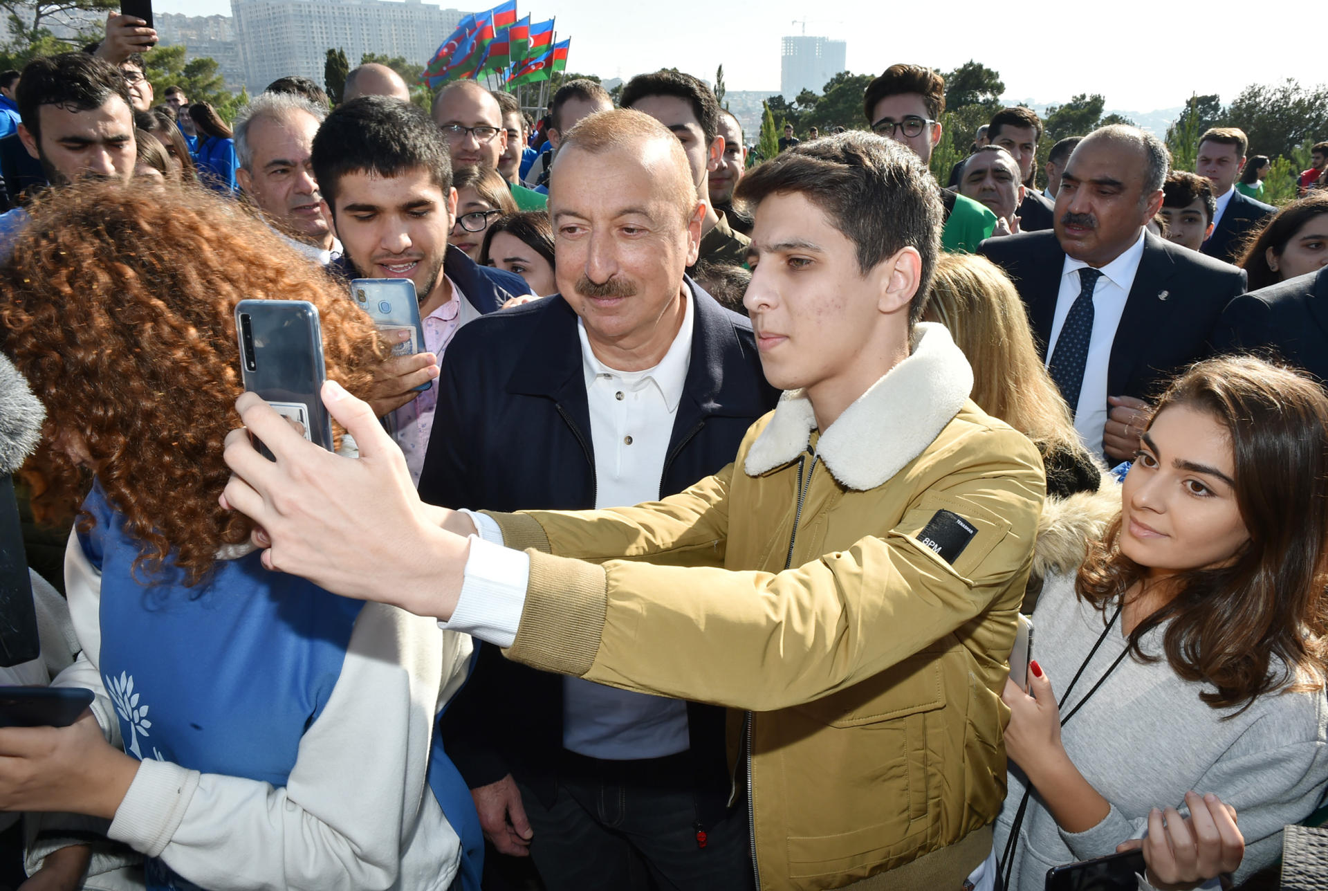 Prezident İlham Əliyev və birinci xanım Mehriban Əliyeva Bakının Xətai rayonunda ağacəkmə aksiyasında iştirak ediblər (FOTO) (YENİLƏNİB-2)