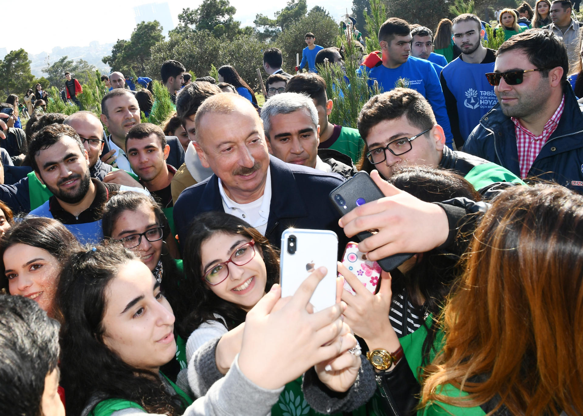 Prezident İlham Əliyev və birinci xanım Mehriban Əliyeva Bakının Xətai rayonunda ağacəkmə aksiyasında iştirak ediblər (FOTO) (YENİLƏNİB-2)