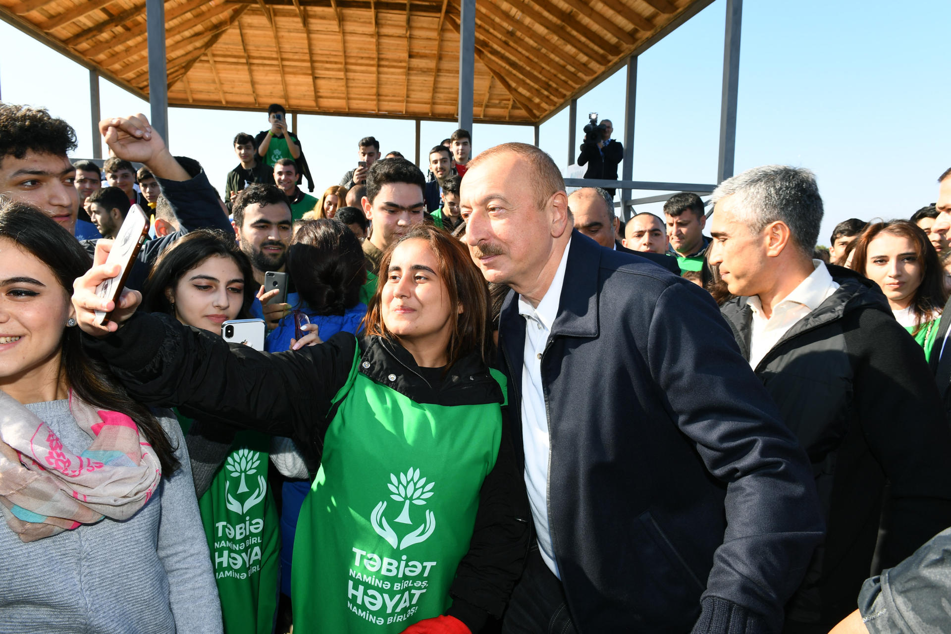 Prezident İlham Əliyev və birinci xanım Mehriban Əliyeva Bakının Xətai rayonunda ağacəkmə aksiyasında iştirak ediblər (FOTO) (YENİLƏNİB-2)