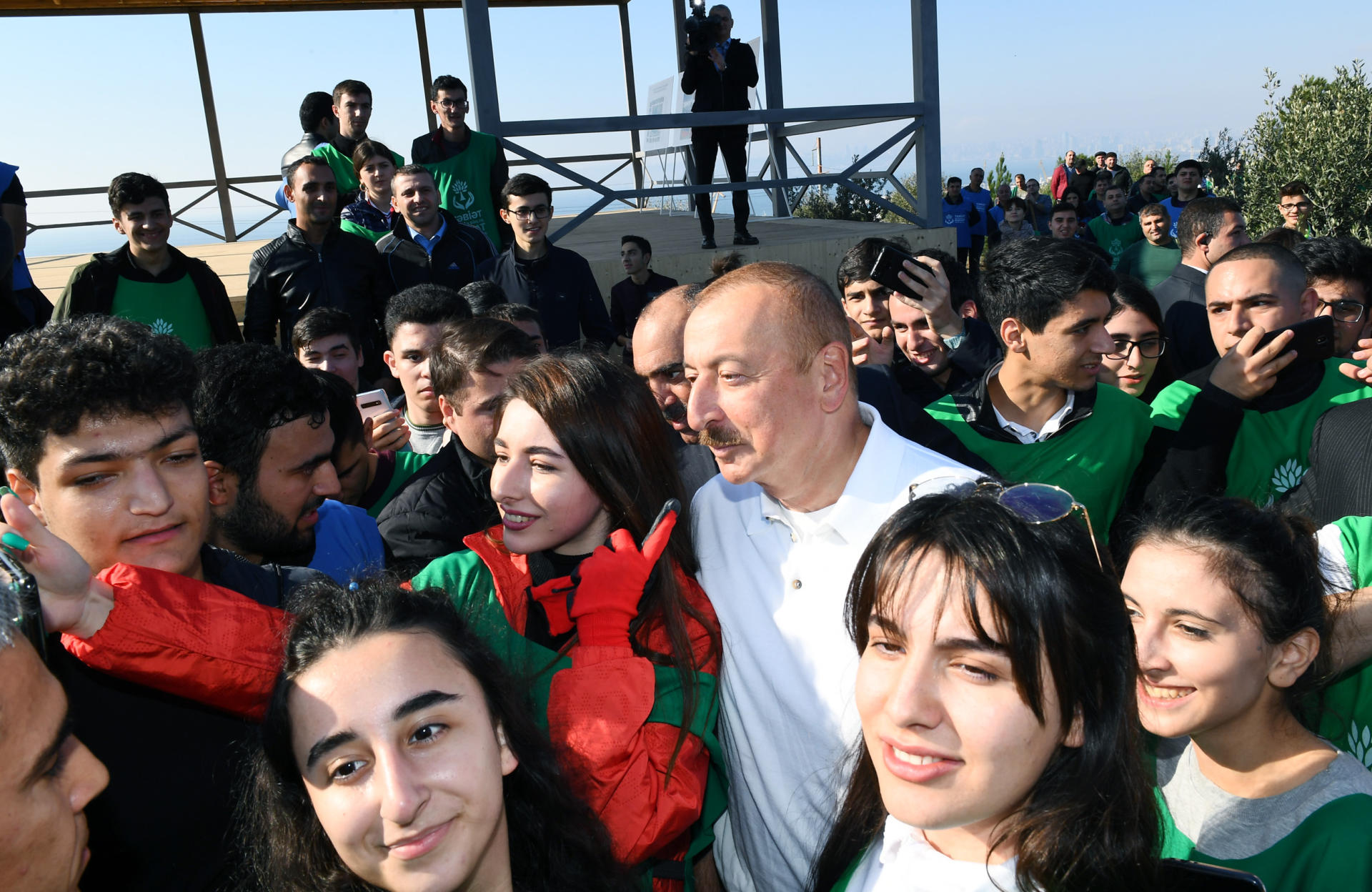 Prezident İlham Əliyev və birinci xanım Mehriban Əliyeva Bakının Xətai rayonunda ağacəkmə aksiyasında iştirak ediblər (FOTO) (YENİLƏNİB-2)