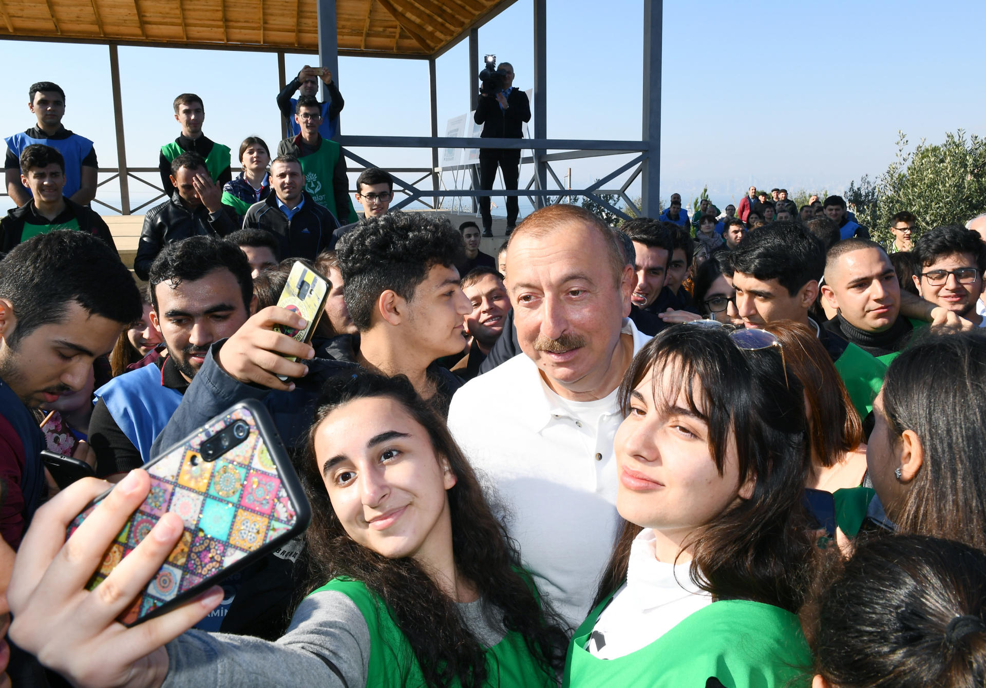 Prezident İlham Əliyev və birinci xanım Mehriban Əliyeva Bakının Xətai rayonunda ağacəkmə aksiyasında iştirak ediblər (FOTO) (YENİLƏNİB-2)