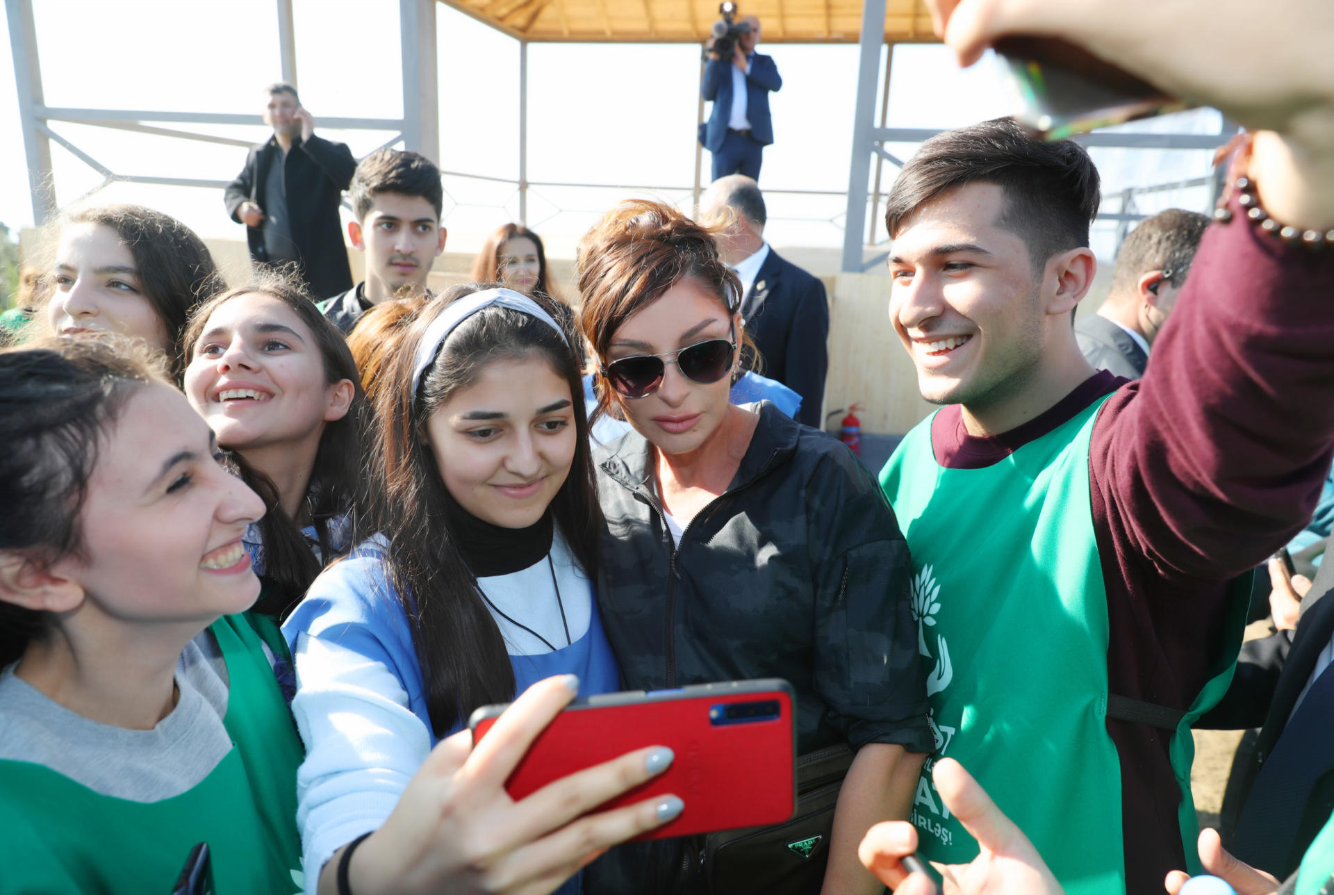 Prezident İlham Əliyev və birinci xanım Mehriban Əliyeva Bakının Xətai rayonunda ağacəkmə aksiyasında iştirak ediblər (FOTO) (YENİLƏNİB-2)