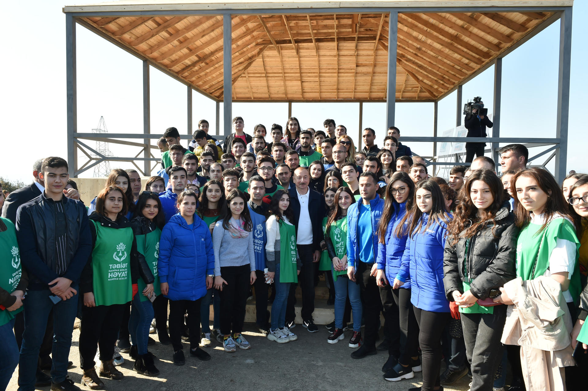 Prezident İlham Əliyev və birinci xanım Mehriban Əliyeva Bakının Xətai rayonunda ağacəkmə aksiyasında iştirak ediblər (FOTO) (YENİLƏNİB-2)