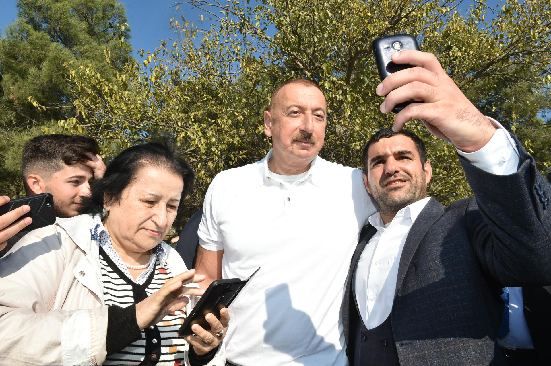 Prezident İlham Əliyev və birinci xanım Mehriban Əliyeva Bakının Xətai rayonunda ağacəkmə aksiyasında iştirak ediblər (FOTO) (YENİLƏNİB-2)