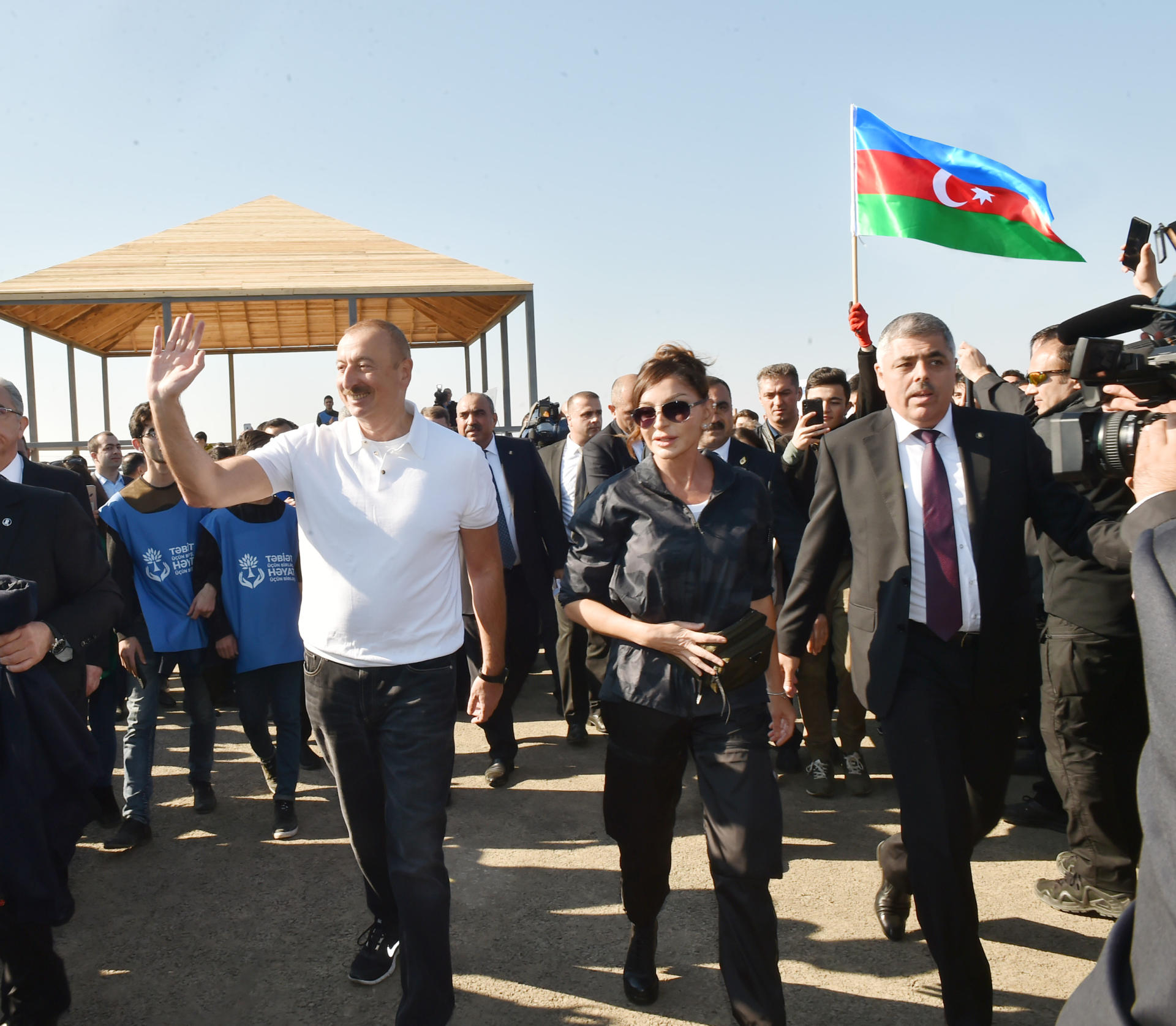 Prezident İlham Əliyev və birinci xanım Mehriban Əliyeva Bakının Xətai rayonunda ağacəkmə aksiyasında iştirak ediblər (FOTO) (YENİLƏNİB-2)