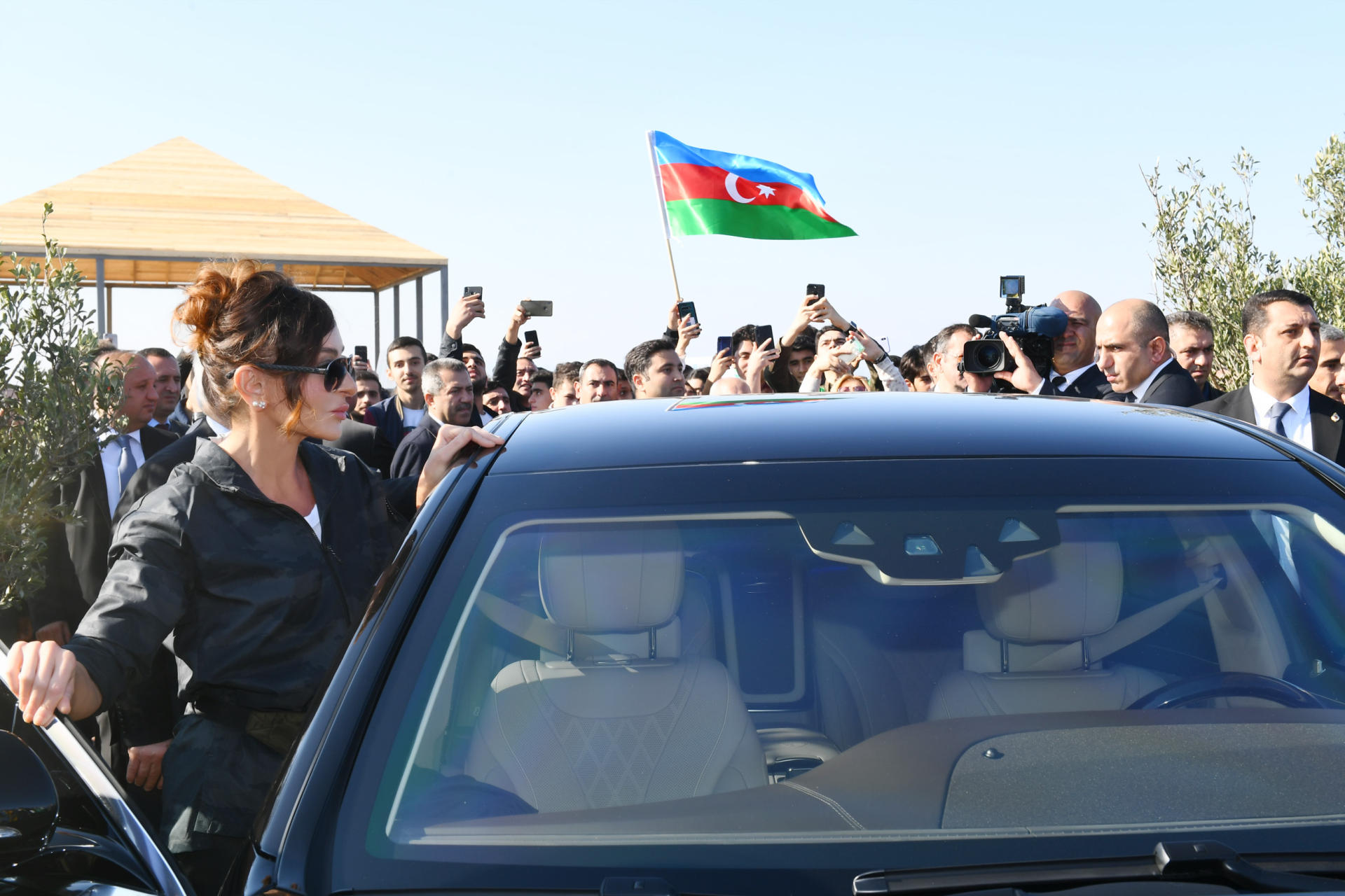 Prezident İlham Əliyev və birinci xanım Mehriban Əliyeva Bakının Xətai rayonunda ağacəkmə aksiyasında iştirak ediblər (FOTO) (YENİLƏNİB-2)