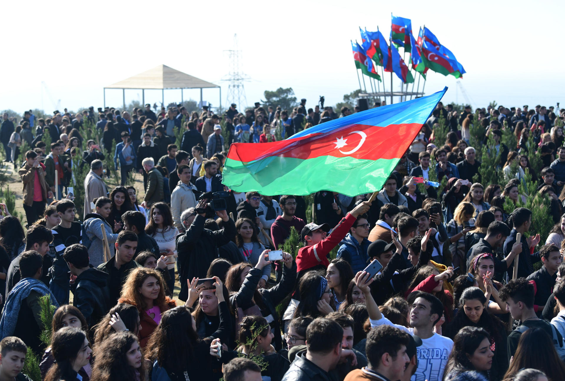 Prezident İlham Əliyev və birinci xanım Mehriban Əliyeva Bakının Xətai rayonunda ağacəkmə aksiyasında iştirak ediblər (FOTO) (YENİLƏNİB-2)