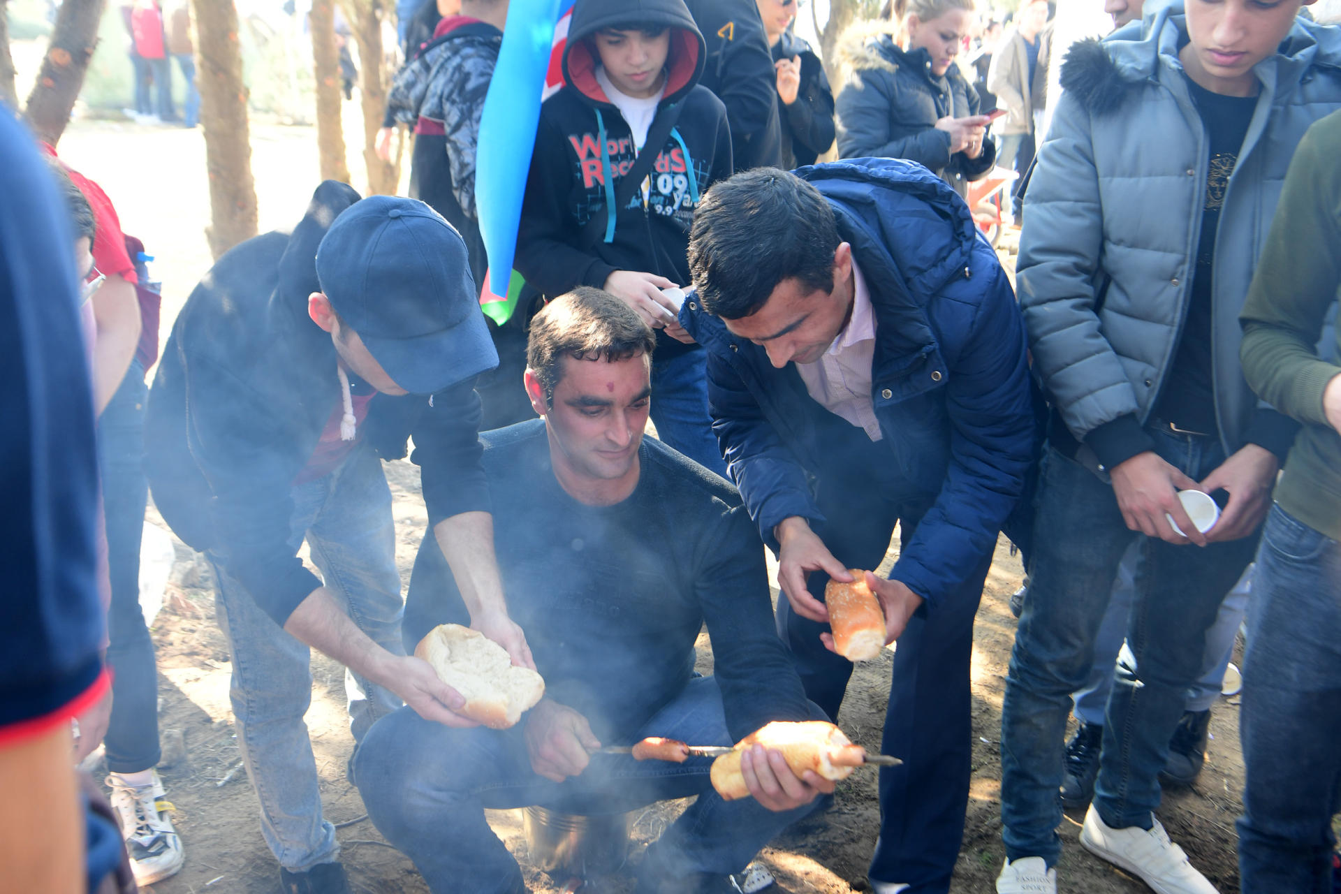 Prezident İlham Əliyev və birinci xanım Mehriban Əliyeva Bakının Xətai rayonunda ağacəkmə aksiyasında iştirak ediblər (FOTO) (YENİLƏNİB-2)