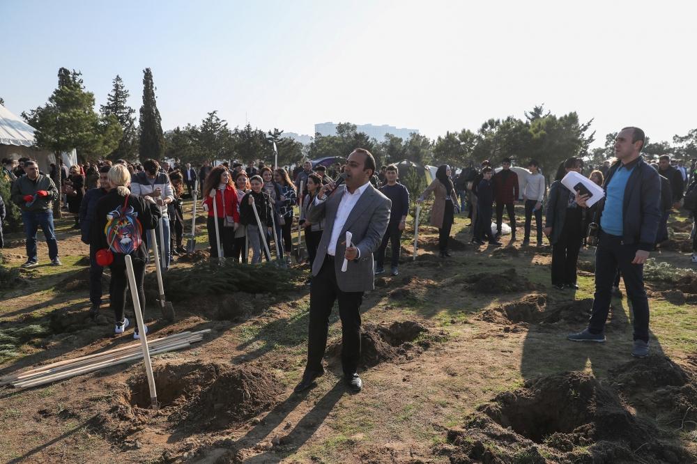 Prezident İlham Əliyev və birinci xanım Mehriban Əliyeva Bakının Xətai rayonunda ağacəkmə aksiyasında iştirak ediblər (FOTO) (YENİLƏNİB-2)