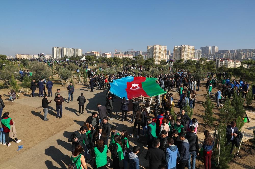 Prezident İlham Əliyev və birinci xanım Mehriban Əliyeva Bakının Xətai rayonunda ağacəkmə aksiyasında iştirak ediblər (FOTO) (YENİLƏNİB-2)