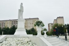 Prezident İlham Əliyev Sumqayıtda Ulu Öndərin abidəsini ziyarət edib (FOTO)