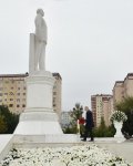 Prezident İlham Əliyev Sumqayıtda Ulu Öndərin abidəsini ziyarət edib (FOTO)