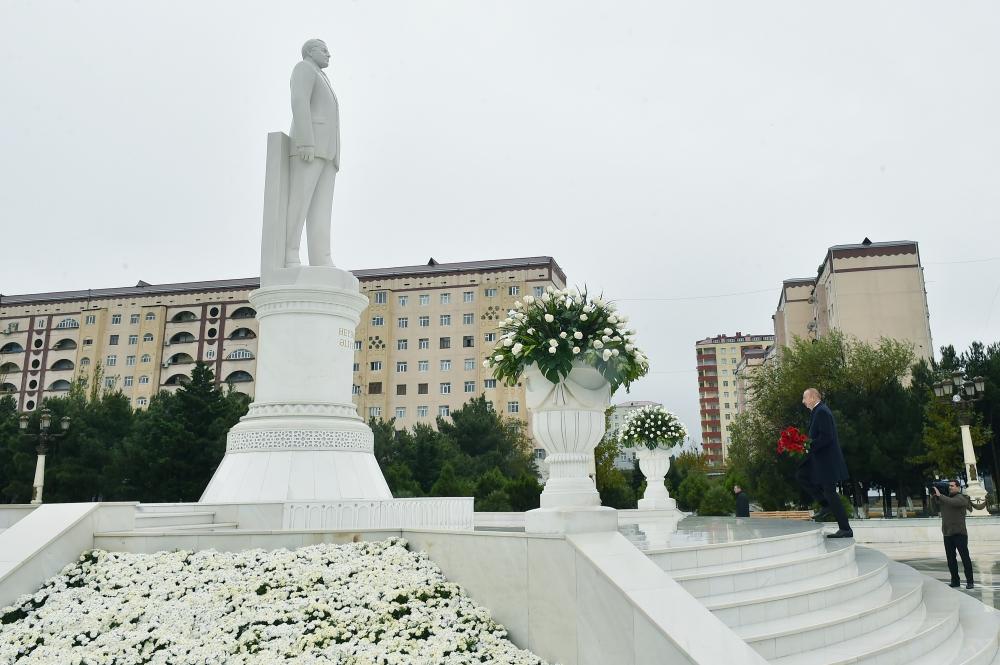 Prezident İlham Əliyev Sumqayıtda Ulu Öndərin abidəsini ziyarət edib (FOTO)