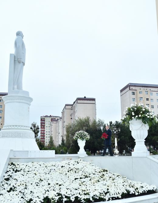 Prezident İlham Əliyev Sumqayıtda Ulu Öndərin abidəsini ziyarət edib (FOTO)