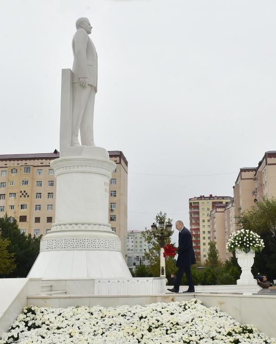 Prezident İlham Əliyev Sumqayıtda Ulu Öndərin abidəsini ziyarət edib (FOTO)