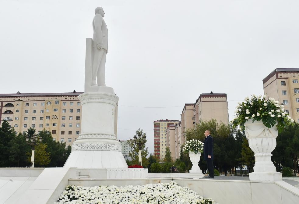 Prezident İlham Əliyev Sumqayıtda Ulu Öndərin abidəsini ziyarət edib (FOTO)