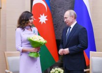 Vladimir Putin “Dostluq” ordeni ilə təltif etdiyi Azərbaycanın Birinci vitse-prezidenti Mehriban Əliyevaya dövlət mükafatını təqdim edib (FOTO)