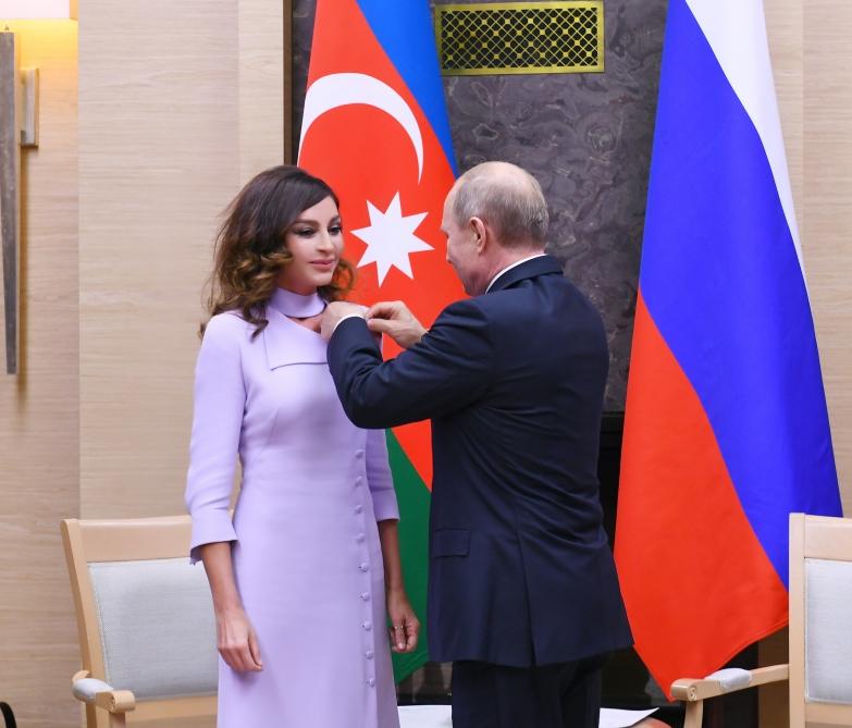 Vladimir Putin “Dostluq” ordeni ilə təltif etdiyi Azərbaycanın Birinci vitse-prezidenti Mehriban Əliyevaya dövlət mükafatını təqdim edib (FOTO)