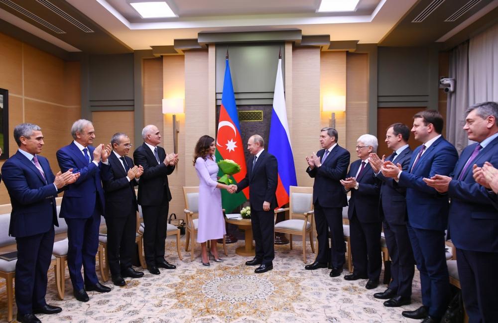 Vladimir Putin “Dostluq” ordeni ilə təltif etdiyi Azərbaycanın Birinci vitse-prezidenti Mehriban Əliyevaya dövlət mükafatını təqdim edib (FOTO)