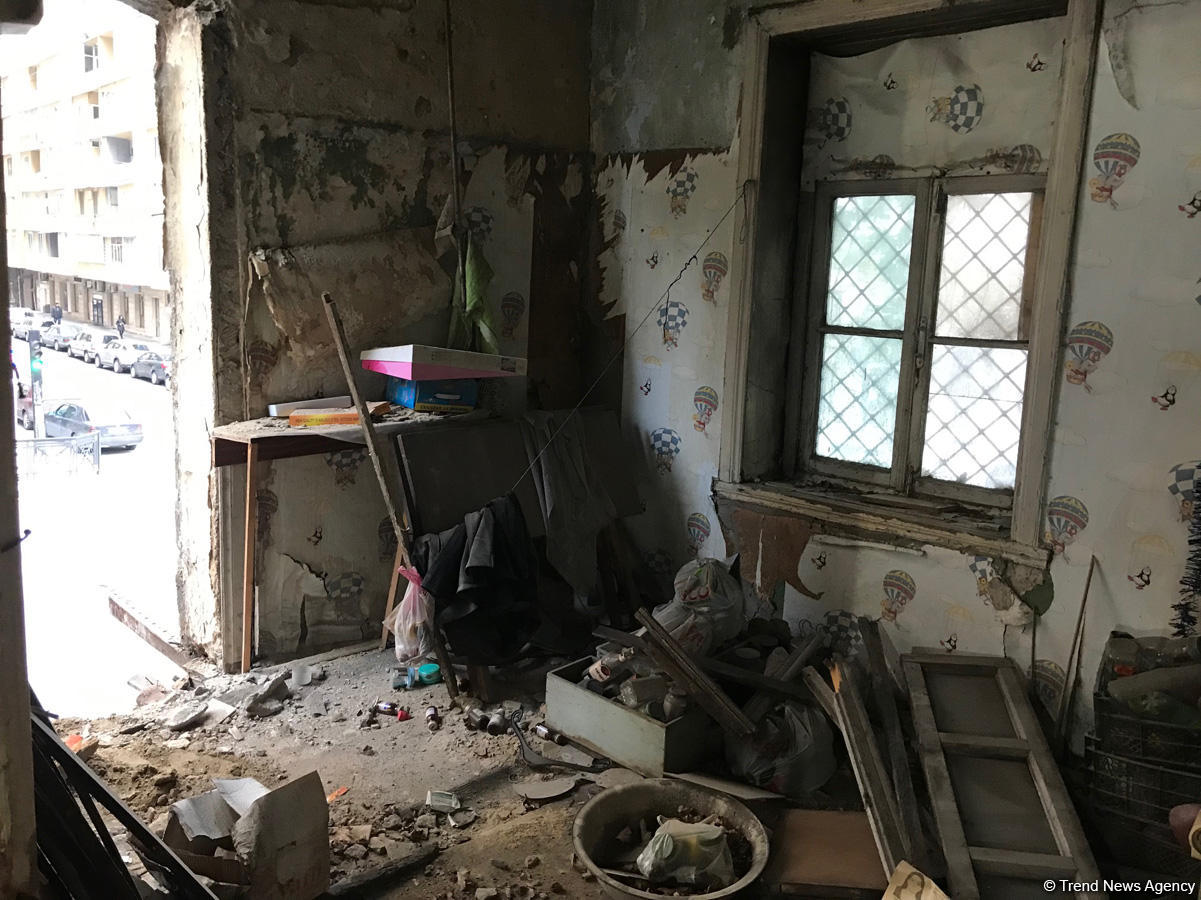 Bakıda ikimərtəbəli yaşayış binası çökdü (FOTO)