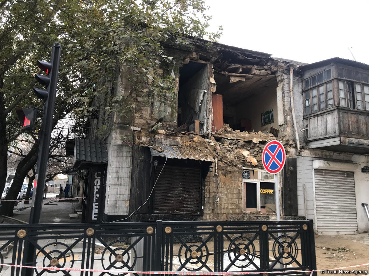 Bakıda ikimərtəbəli yaşayış binası çökdü (FOTO)