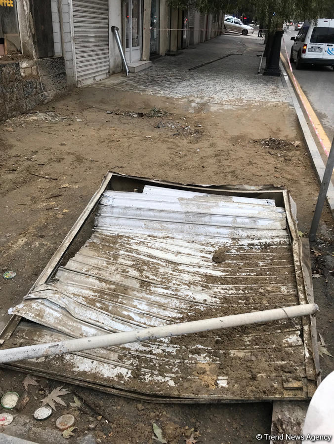 Bakıda ikimərtəbəli yaşayış binası çökdü (FOTO)