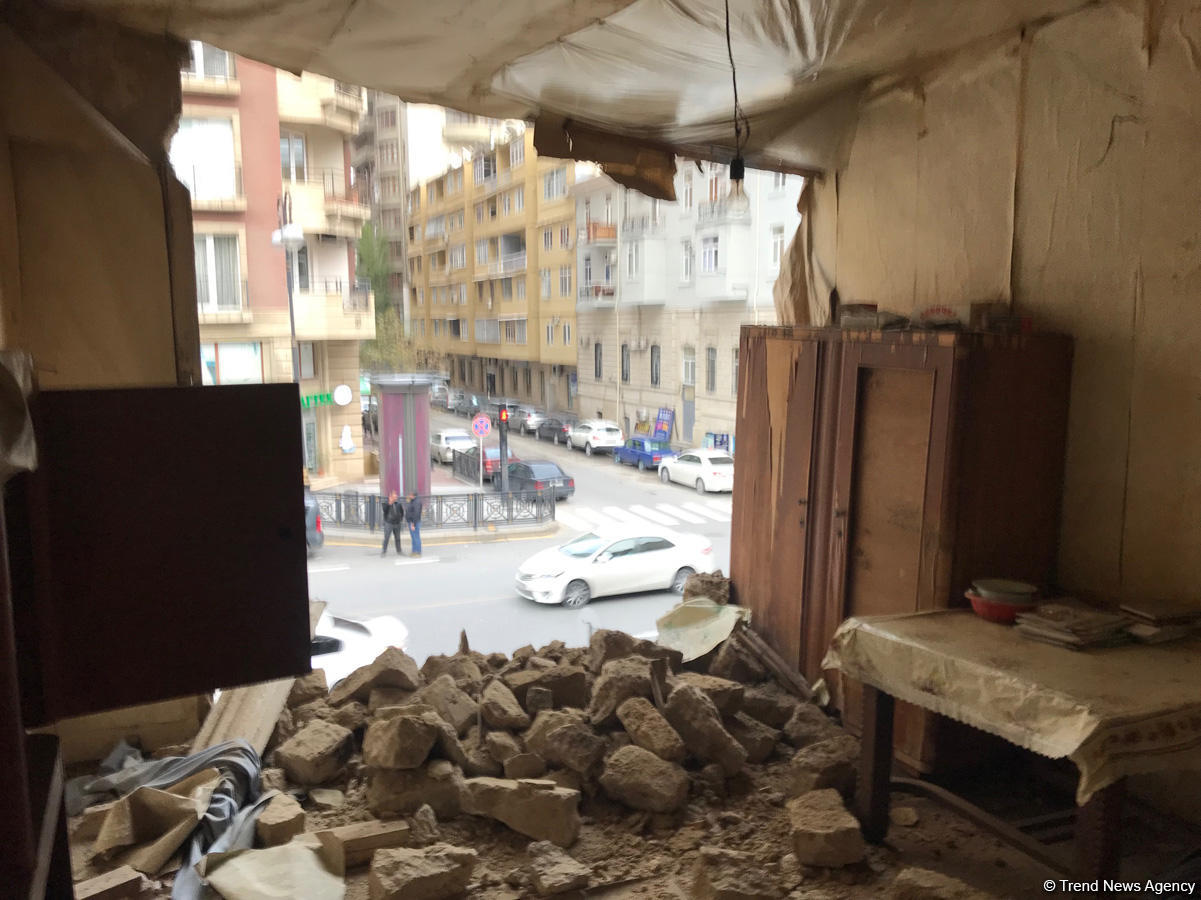 Bakıda ikimərtəbəli yaşayış binası çökdü (FOTO)