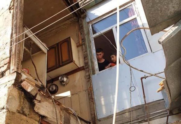 Bakıda daha bir evin ikinci mərtəbəsi çökdü (FOTO)