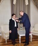 Prezident İlham Əliyev Dilarə Seyidzadəyə “Şərəf” ordenini təqdim edib (FOTO)