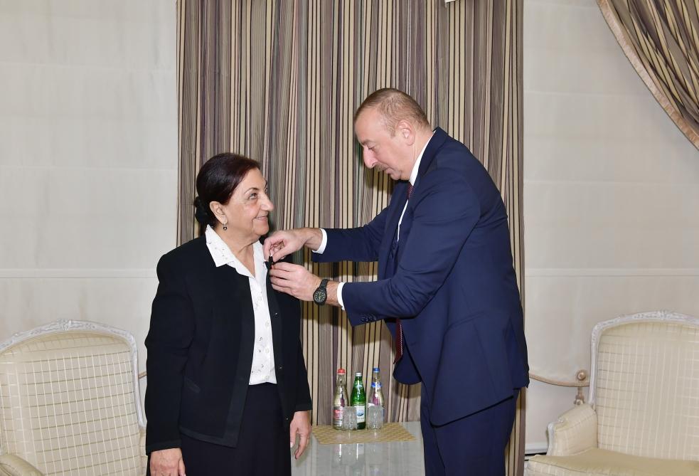 Prezident İlham Əliyev Dilarə Seyidzadəyə “Şərəf” ordenini təqdim edib (FOTO)