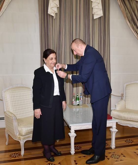 Prezident İlham Əliyev Dilarə Seyidzadəyə “Şərəf” ordenini təqdim edib (FOTO)