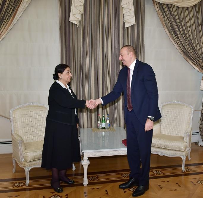 Prezident İlham Əliyev Dilarə Seyidzadəyə “Şərəf” ordenini təqdim edib (FOTO)