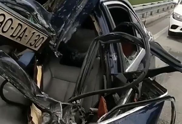 Aeroport yolunda ağır qəza - "BMW" yük avtomobilinə çırpıldı (VİDEO)