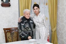 Birinci vitse-prezident Mehriban Əliyeva Xalq artisti Əlibaba Məmmədovun evində qonaq olub (FOTO) (YENİLƏNİB)