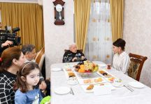 Birinci vitse-prezident Mehriban Əliyeva Xalq artisti Əlibaba Məmmədovun evində qonaq olub (FOTO) (YENİLƏNİB)