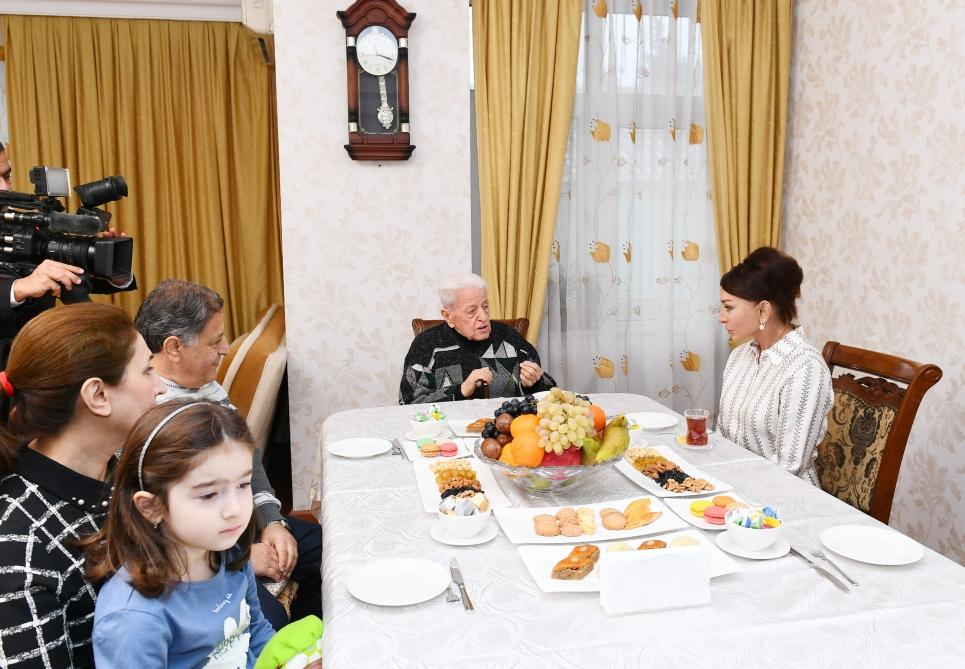 Birinci vitse-prezident Mehriban Əliyeva Xalq artisti Əlibaba Məmmədovun evində qonaq olub (FOTO) (YENİLƏNİB)