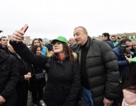 Prezident İlham Əliyev və birinci xanım Mehriban Əliyeva Şamaxı rayonunda ağacəkmə aksiyasında iştirak ediblər (FOTO) (YENİLƏNİB 2)
