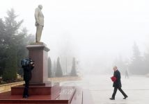 Prezident İlham Əliyev Şamaxıda Ulu öndər Heydər Əliyevin abidəsini ziyarət edib (FOTO)