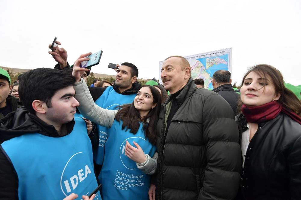 Prezident İlham Əliyev və birinci xanım Mehriban Əliyeva Şamaxı rayonunda ağacəkmə aksiyasında iştirak ediblər (FOTO) (YENİLƏNİB 2)